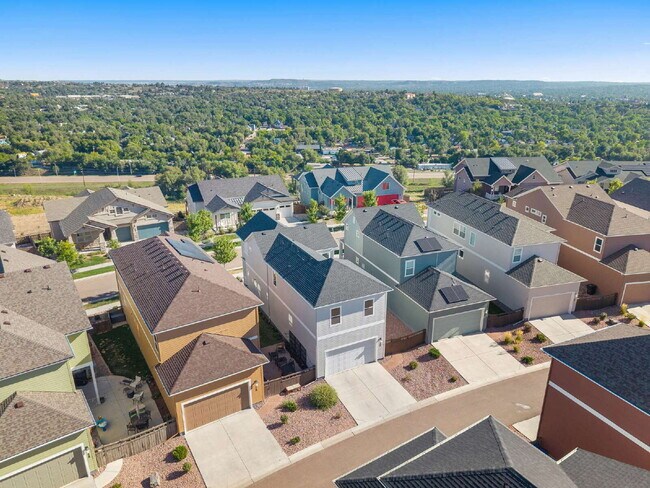 Building Photo - Modern 4 Bedroom, 2 Bathroom Westside Home with Balcony Views of Garden of the Gods!