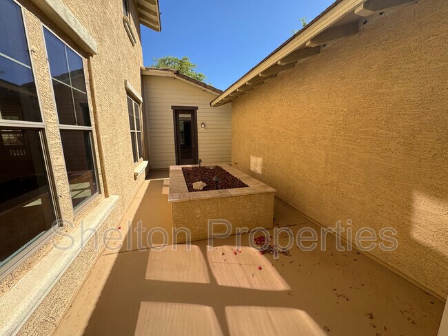 Building Photo - 20933 W Cora Vista