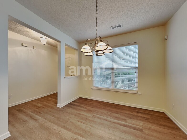 Building Photo - 6004 Glen Way Dr
