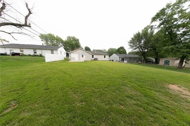 Building Photo - 406 7th St Terrace