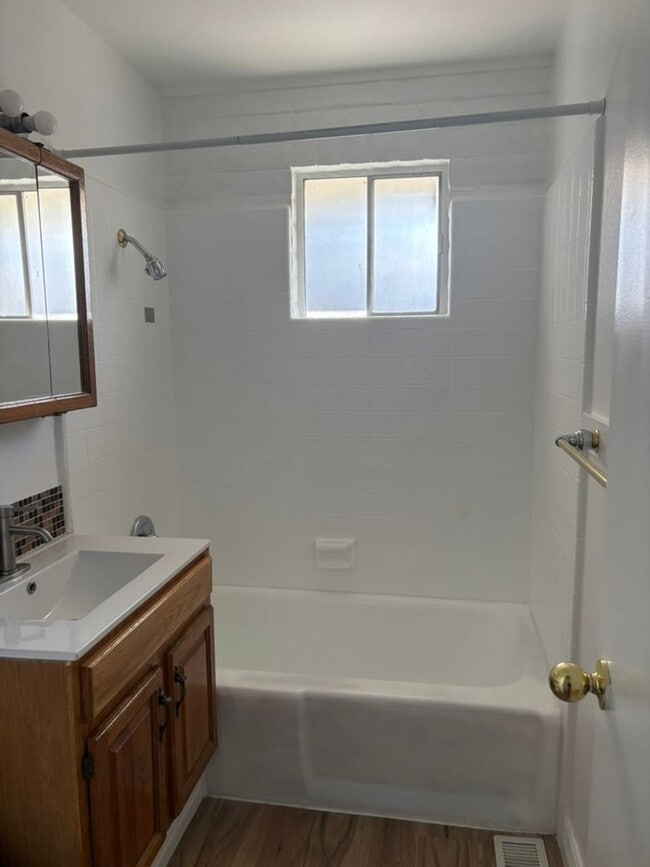 Building Photo - Cozy 2-Bedroom Duplex for Rent!