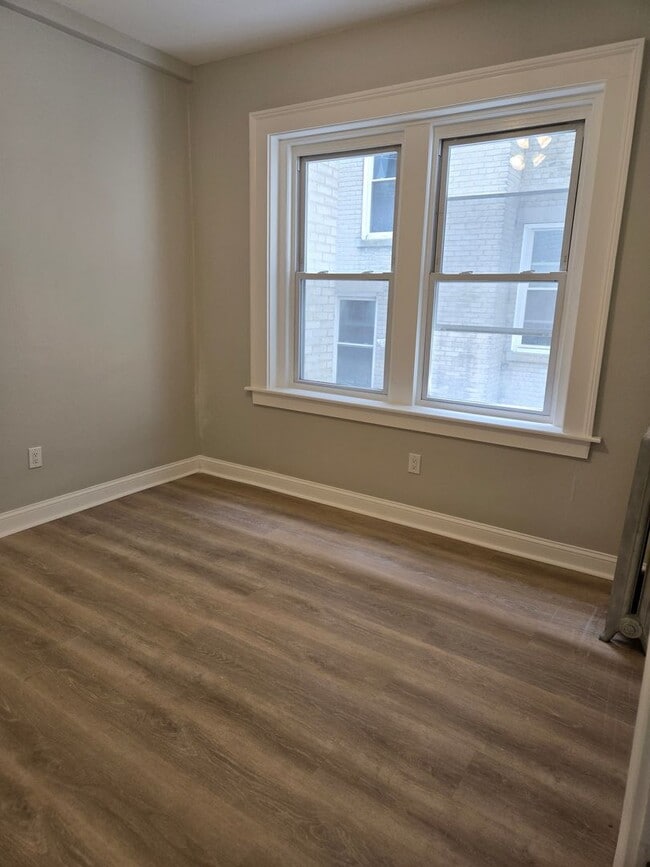 Building Photo - 2 bed/1 bath in Allston