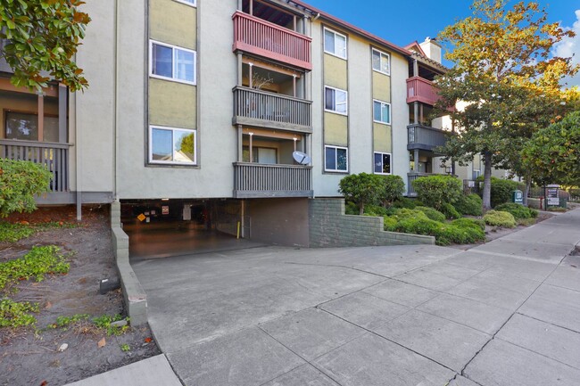 Building Photo - Fabulous and Spacious 2 bd 1 bath Condo in...