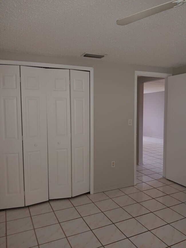 Building Photo - 2/1 Apartment in New Port Richey