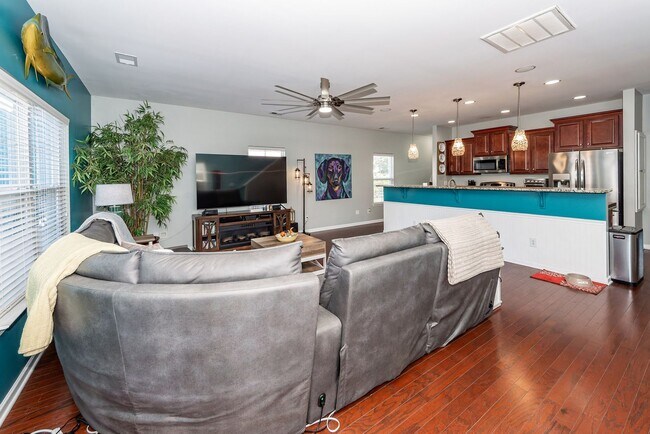 Building Photo - 4 Bedroom, 2.5 Bathroom Home in Brownswood...