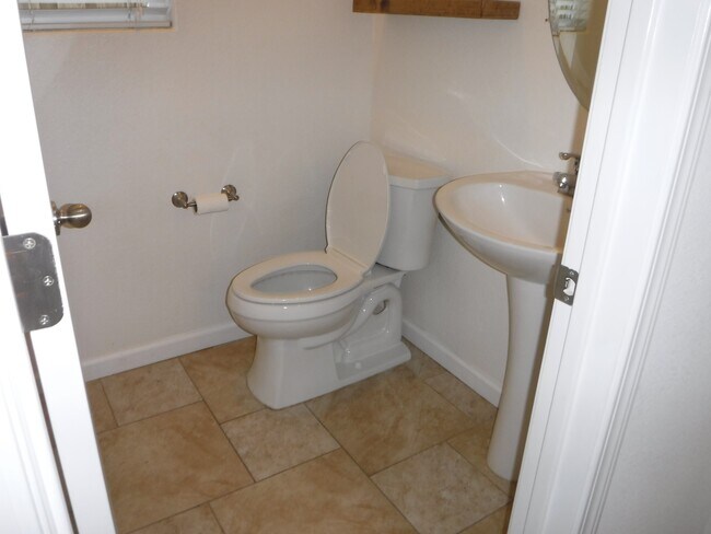 Building Photo - 1257 Kensington Dr