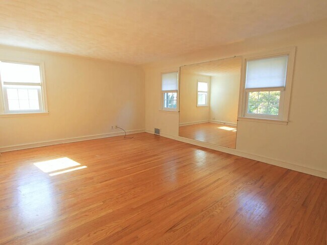 Building Photo - 233 Forrest Ave
