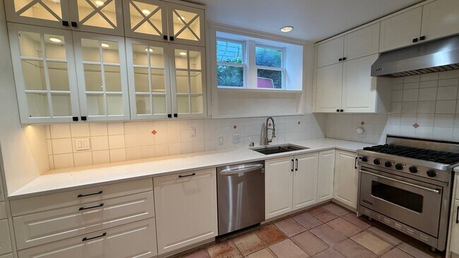 Building Photo - Epic REA - Rare Find Cozy and Update 2BR /...