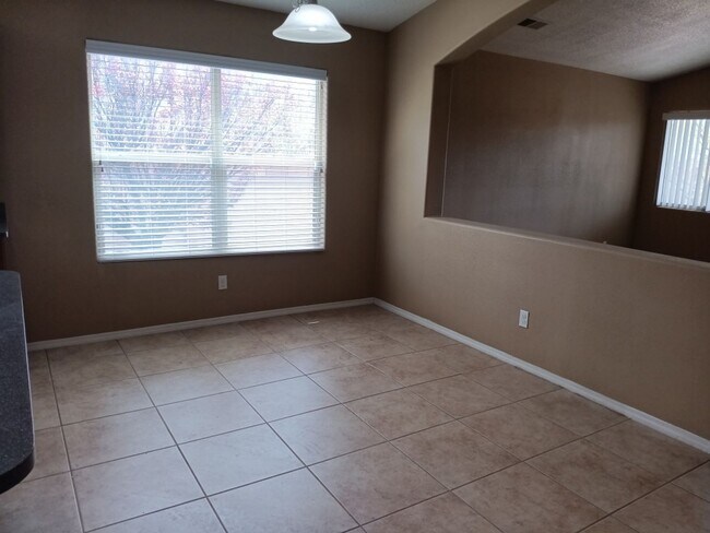 Building Photo - 4 Bedroom, 2 Bathroom! Lovely Home!