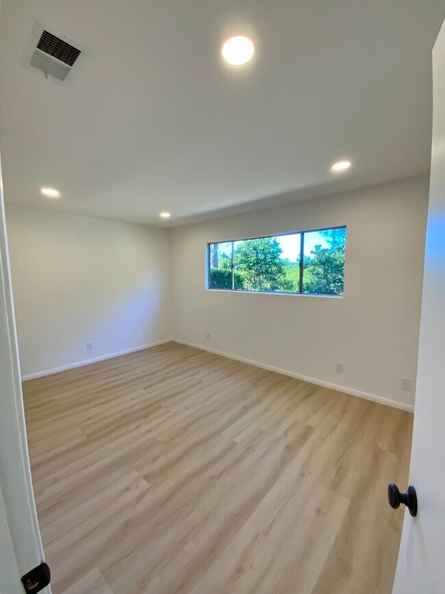 Building Photo - 915 Ranch View Ln