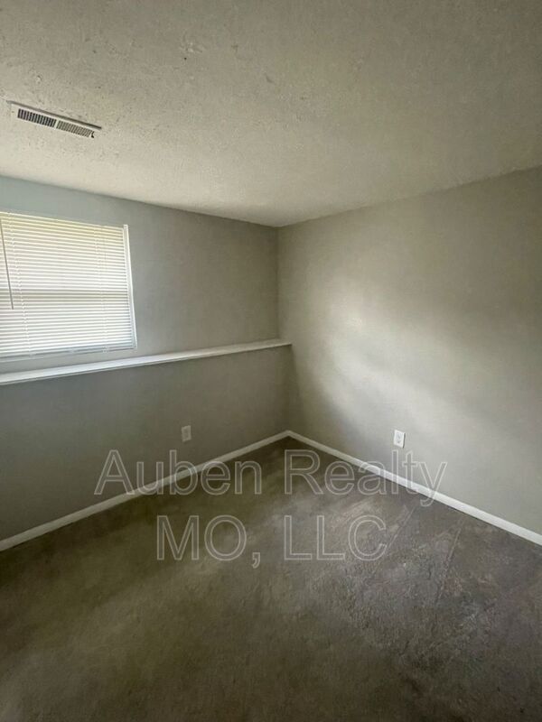 Building Photo - 409 NE Westwind Dr
