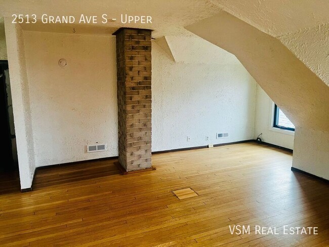 Building Photo - AVAILABLE NOW! Spacious 3 Bed, 1 Bath Uppe...