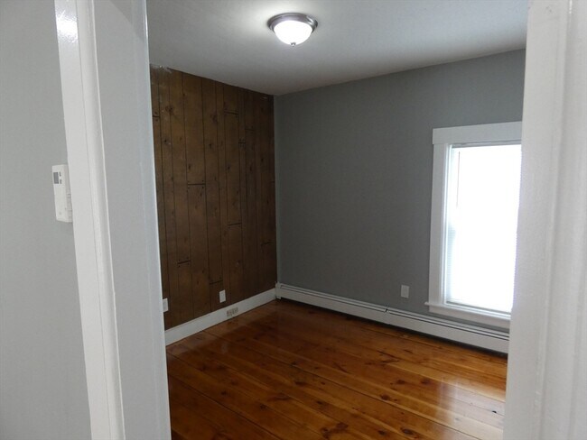 Building Photo - 94 Maple St