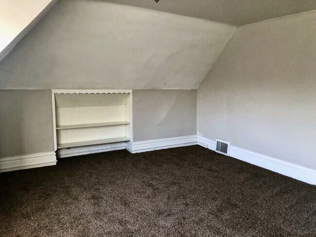 Building Photo - *** Amazing Shadyside Apartment * Walk to everything * Pet Friendly * Duplex Style Apartment * Lu...