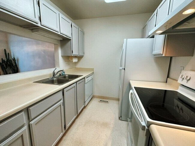 Building Photo - South Anchorage Home with Fenced in Yard & In Unit Laundry