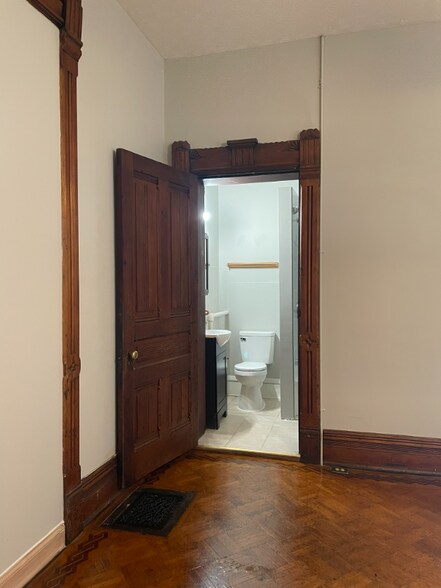 Building Photo - 65 Smith Pl