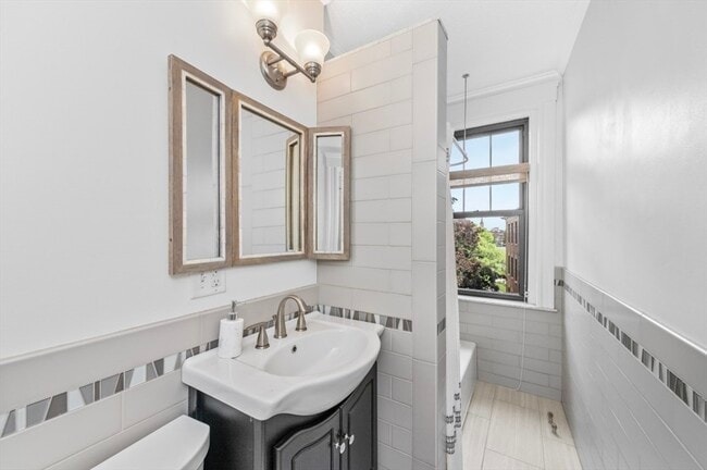 Building Photo - 118 Riverway