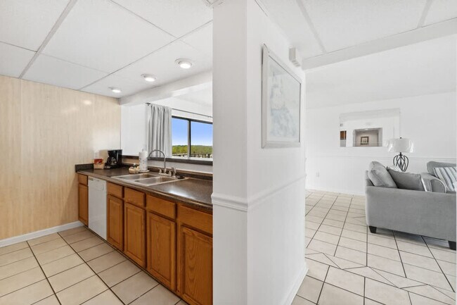 Building Photo - 8815 Thomas Dr