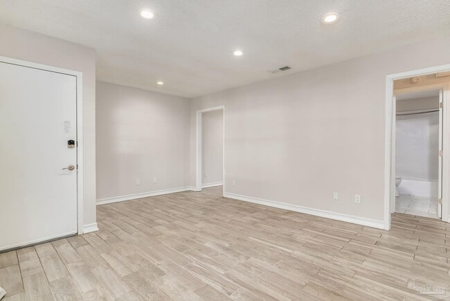 Building Photo - 207 McClure Dr