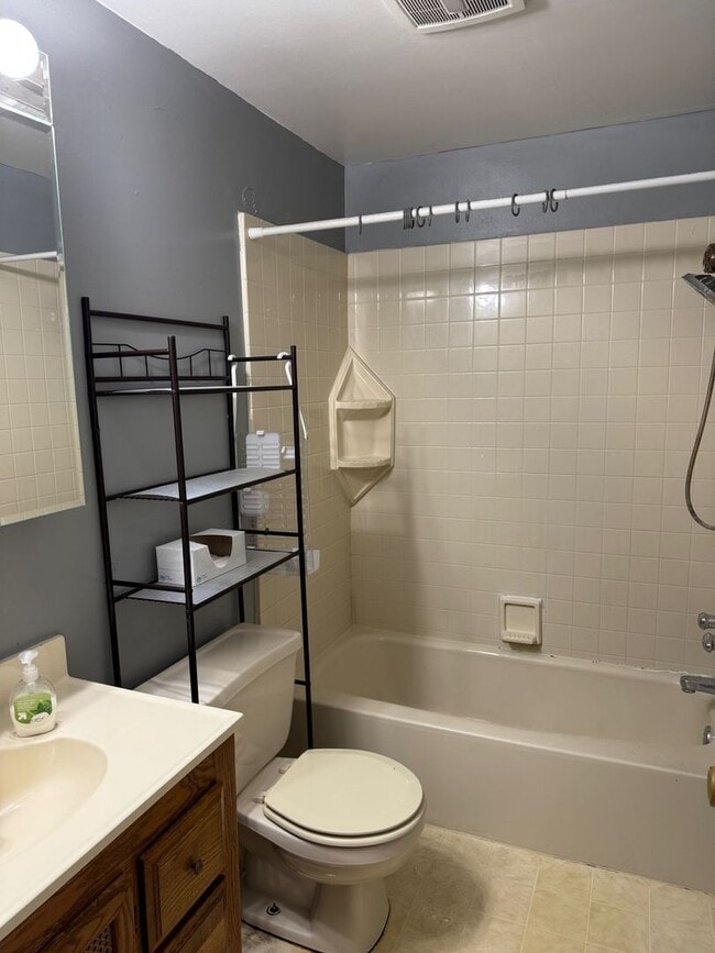 Building Photo - Great 2 Bedroom/2 Bath Duplex Unit For Lease