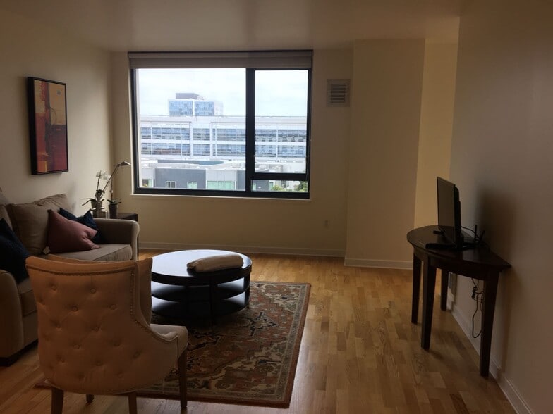 Building Photo - 260 King St