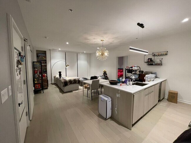 Building Photo - 1400 W Monroe St