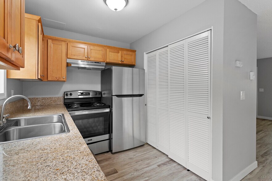 Primary Photo - JOHN JAMES APTS
