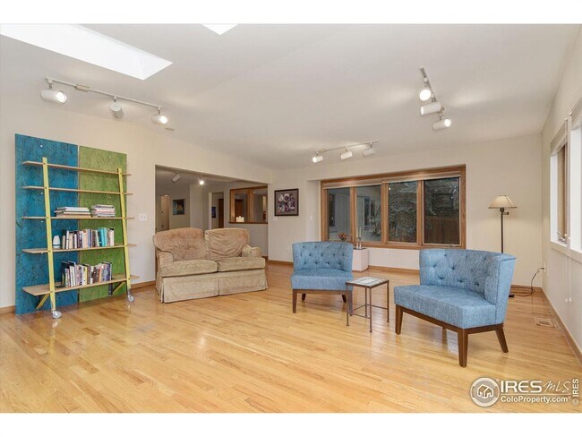 Building Photo - Charming 4-Bedroom Ranch in Prime Location...