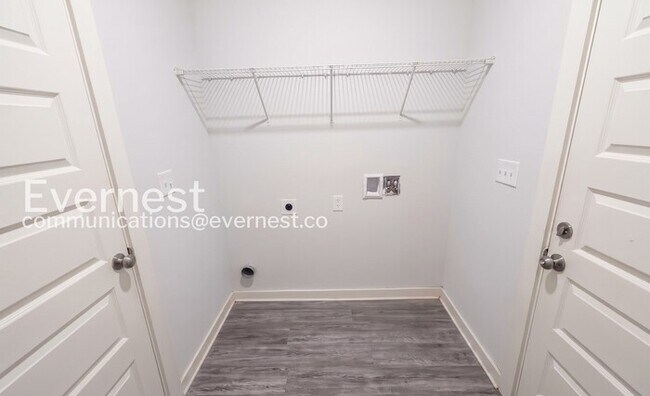 Building Photo - 4 Bed, 3 Bath Home with Garage / Pet-Friendly / Available Now!