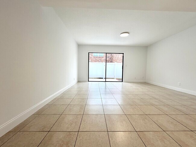 Building Photo - 413 N Cypress Dr