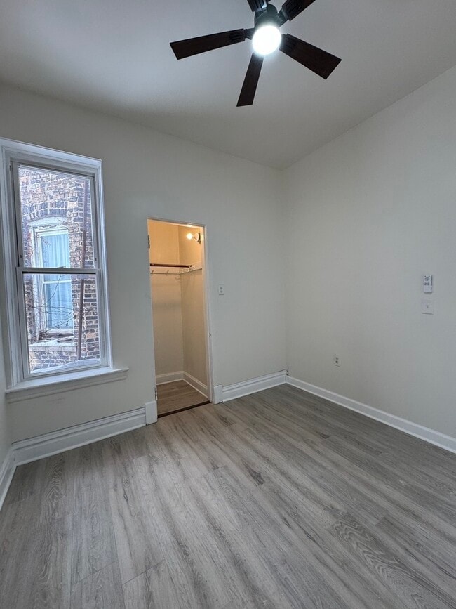 Building Photo - 2206 S Oakley Ave