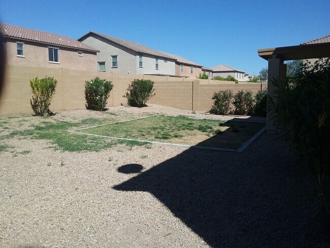 Building Photo - Spacious 5 bedroom home.