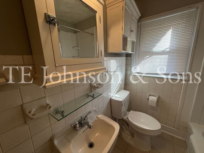 Building Photo - 864 Fenimore St