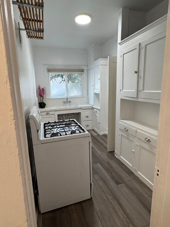 Kitchen with stove and fridge - 6200 De Longpre Ave