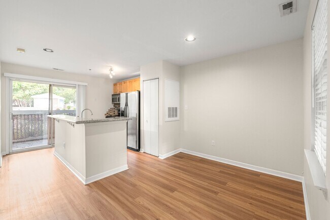 Building Photo - Cozy 1 Bedroom Condo Located In Dilworth &...