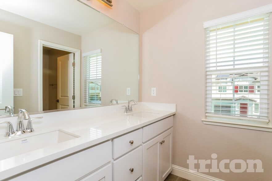 Building Photo - 2031 Comstock Ln