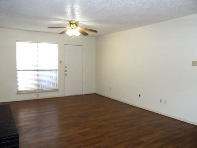 Building Photo - MOVE-IN SPECIAL  - 1 Bedroom, 1 Bath with Carport - Raintree Manor Condo