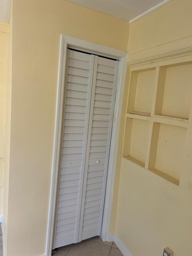 Building Photo - 371 Banyan Ave