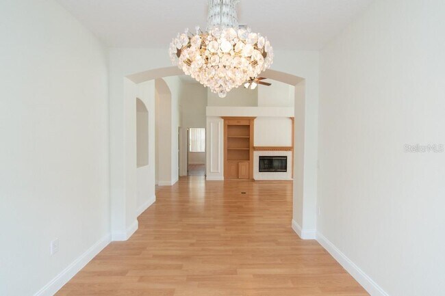 Building Photo - 1707 Golfview Dr