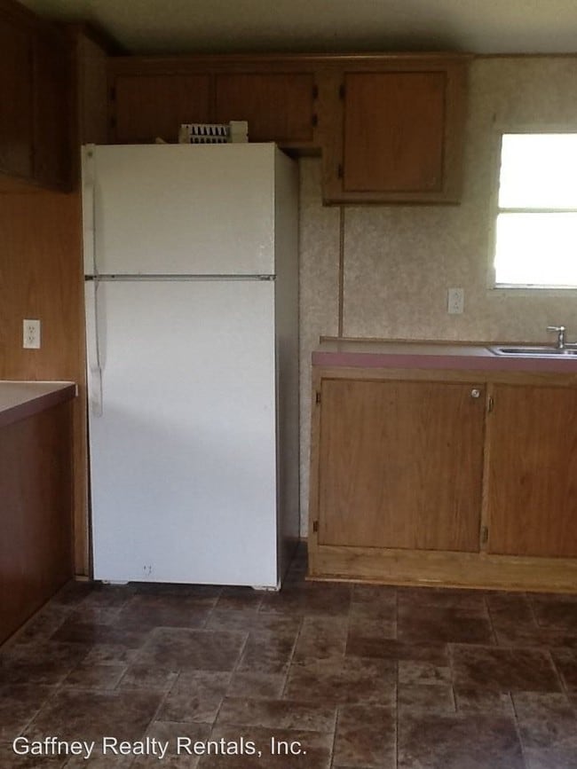 Building Photo - 4 br, 2 bath House - 308 River Dr.