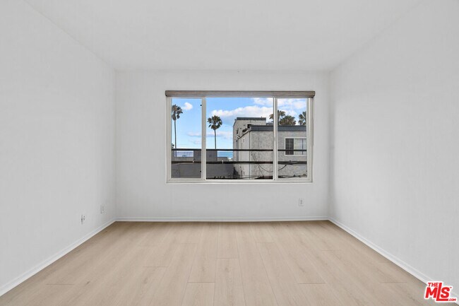 Building Photo - 10 19th Ave