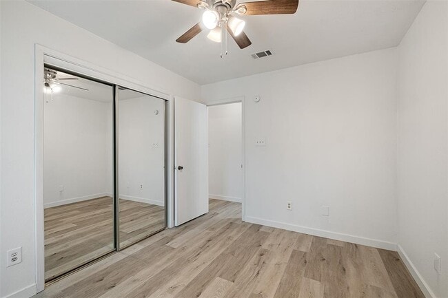 Building Photo - 1015 E Yager Ln