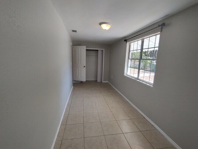 Building Photo - 3010 E Idlewild Ave