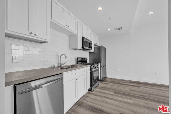 Building Photo - 667 Wilton Pl