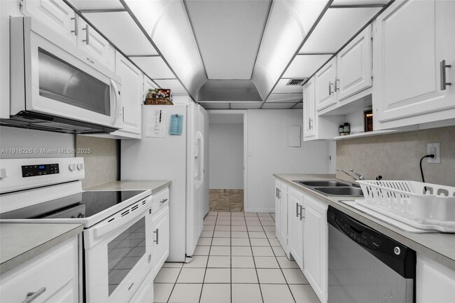 Building Photo - 1121 Crandon Blvd