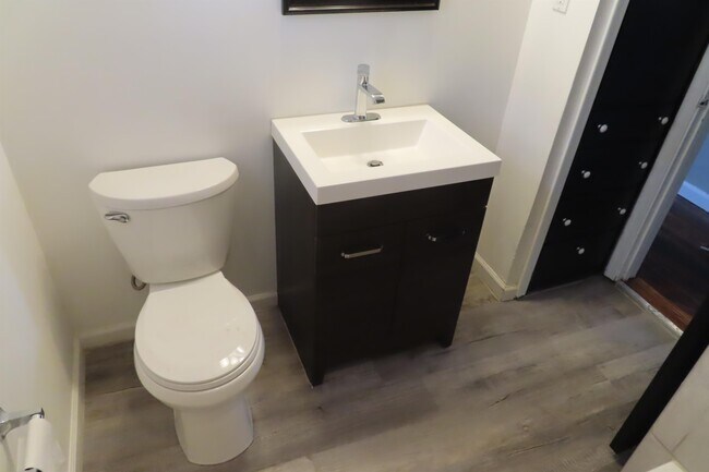 Building Photo - 1121 Fairwood Ave