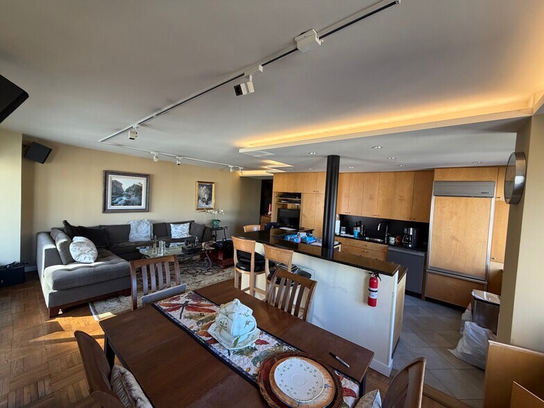 Loft style open layout - 300 E 40th St