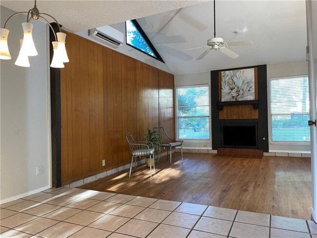 Building Photo - 1602 Southgate Cir