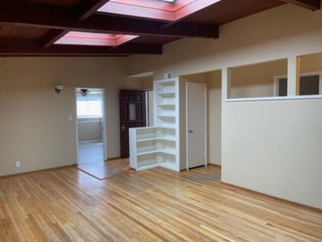 Building Photo - Lovely 3 Bedroom with spacious yard. Great location!