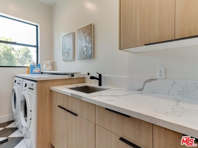 Building Photo - 5929 Hesperia Ave